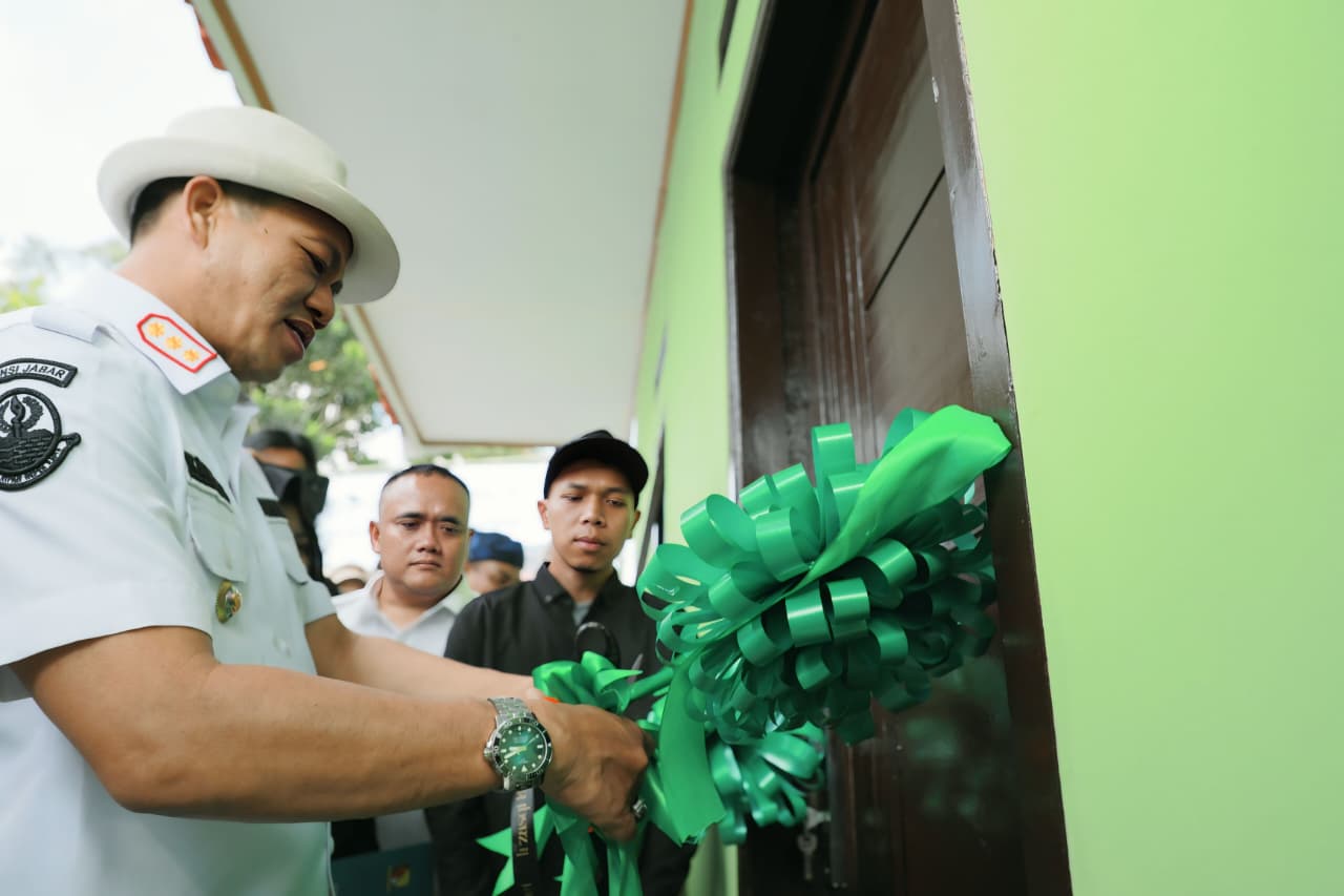 Haru Bercampur Bahagia, Ato dan Desi Dapat Hadiah Rumah dari KDS